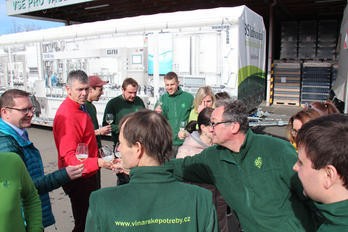 Pokřtili jsme novou mobilní plnící linku - BS vinařské potřeby